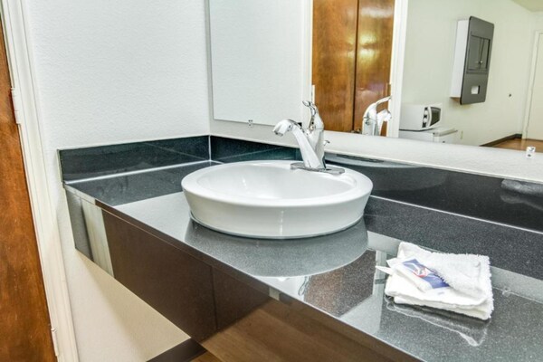Foto van 2 tweepersoonsbedden (queensize)|Niet-roken - Vakantiehuis in Longview - BathRoom