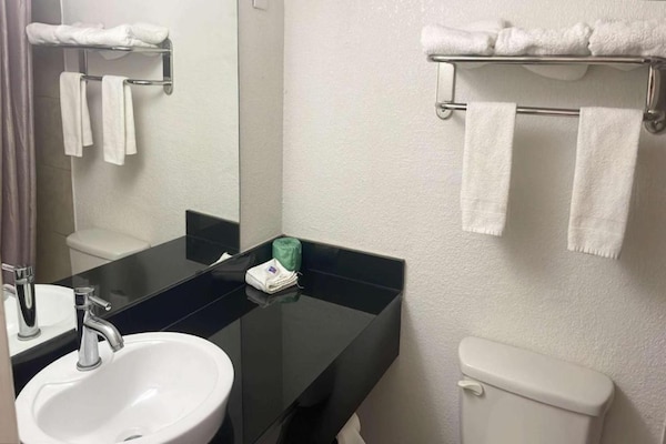 Foto van 2 tweepersoonsbedden (queensize) | Rookvrij - Vakantiehuis in Wichita Falls - BathRoom