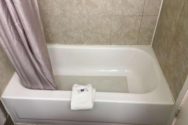 Foto van 2 tweepersoonsbedden (queensize) | Rookvrij - Vakantiehuis in Wichita Falls - BathRoom