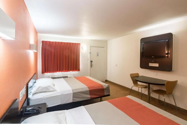 Foto van 2 tweepersoonsbedden | Rookvrij - Vakantiehuis in Wichita Falls - BedRoom