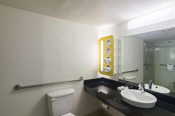Foto van 2 tweepersoonsbedden | Rolstoeltoegankelijk Nsmk - Vakantiehuis in Wichita Falls - BathRoom