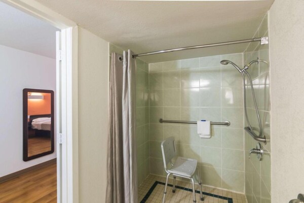 Foto van 2 tweepersoonsbedden | Rolstoeltoegankelijk Nsmk - Vakantiehuis in Wichita Falls - BathRoom