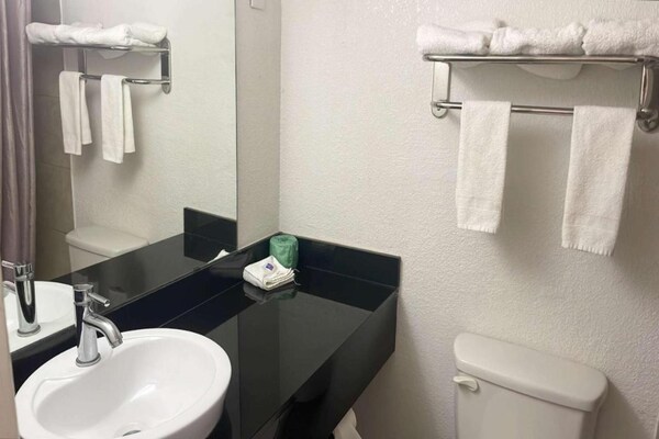 Foto van 2 tweepersoonsbedden | Rolstoeltoegankelijk Nsmk - Vakantiehuis in Wichita Falls - BathRoom