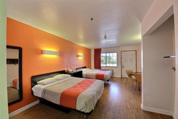 Foto van 2 tweepersoonsbedden | Rookvrij, Keuken - Vakantiehuis in Edinburg - BedRoom