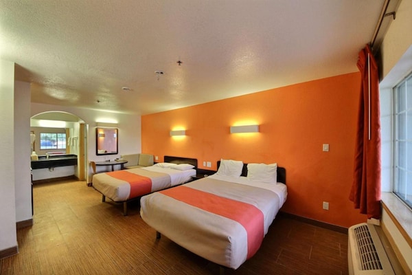 Foto van 2 tweepersoonsbedden | Rookvrij, Keuken - Vakantiehuis in Edinburg - BedRoom