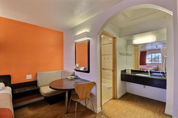 Foto van 2 tweepersoonsbedden | Rookvrij, Keuken - Vakantiehuis in Edinburg - BedRoom
