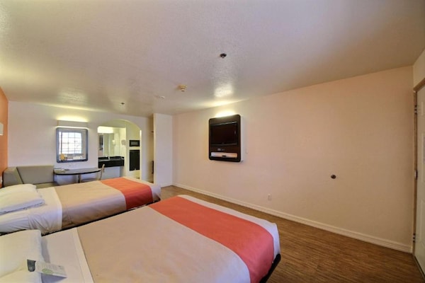 Foto van 2 tweepersoonsbedden | Nsmk, keuken - Vakantiehuis in Edinburg - BedRoom