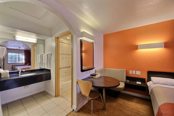 Foto van 1 kingsize bed | Rookvrij - Vakantiehuis in Edinburg - BedRoom