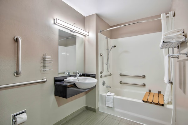 Foto van 1 tweepersoonsbed (queensize) | Toegankelijk voor mindervaliden/bad, rookvrij - BathRoom