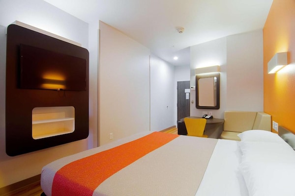 Foto van 1 kingsize bed | Rookvrij, Douche - Vakantiehuis in Midland - BedRoom