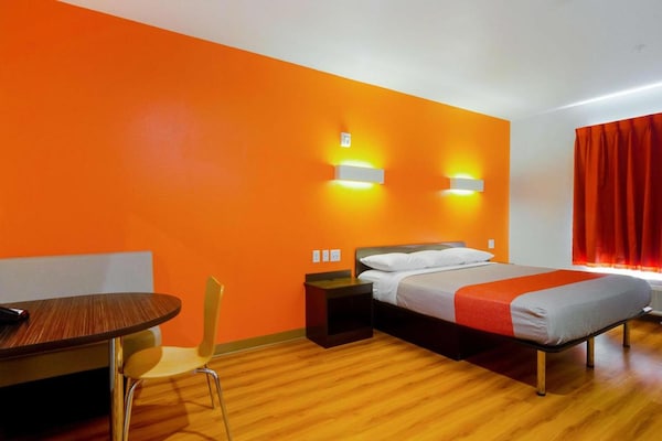 Foto van 1 kingsize bed | Rookvrij, Douche - Vakantiehuis in Midland - BedRoom