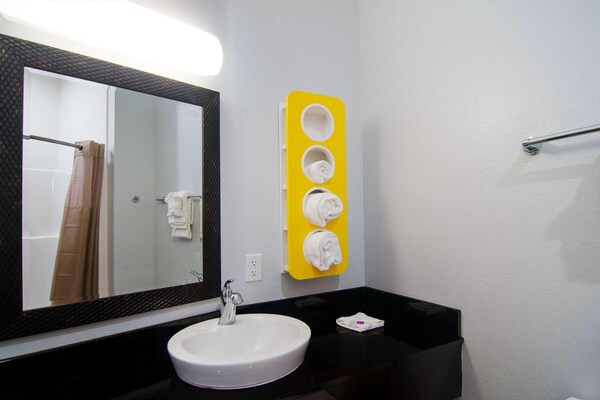 Foto van 1 kingsize bed | Rookvrij, Douche - Vakantiehuis in Midland - BathRoom