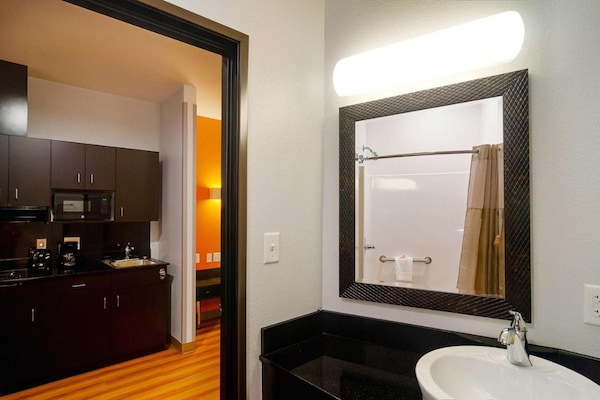 Foto van 1 kingsize bed | Rookvrij, Douche - Vakantiehuis in Midland - BathRoom