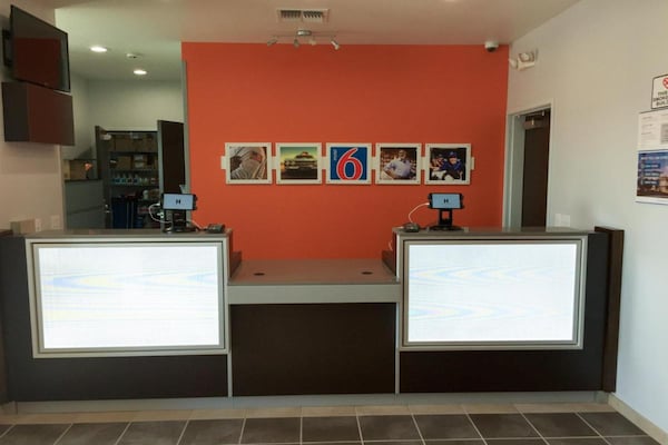 Foto van 2 tweepersoonsbedden (queensize) | Rookvrij - Vakantiehuis in Midland - HallReception