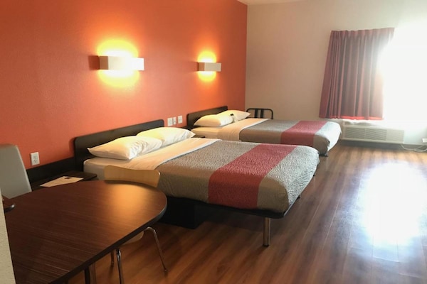 Foto van 2 tweepersoonsbedden (queensize) | Rookvrij - Vakantiehuis in Midland - BedRoom