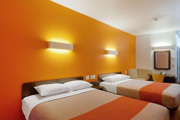 Foto van 2 tweepersoonsbedden (queensize) | Rookvrij - Vakantiehuis in Midland - BedRoom