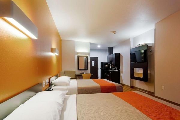 Foto van 2 tweepersoonsbedden (queensize) | Rookvrij - Vakantiehuis in Midland - BedRoom