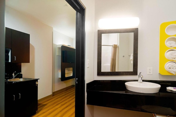 Foto van 2 tweepersoonsbedden (queensize) | Rookvrij - Vakantiehuis in Midland - BathRoom