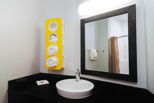 Foto van 2 tweepersoonsbedden (queensize) | Rookvrij - Vakantiehuis in Midland - BathRoom