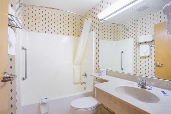 Foto van 1 tweepersoonsbed (Queensize) | Rolstoeltoegankelijk bad (Nsmk) - BathRoom
