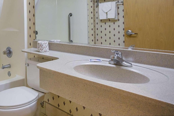 Foto van 1 tweepersoonsbed (Queensize) | Rolstoeltoegankelijk bad (Nsmk) - BathRoom