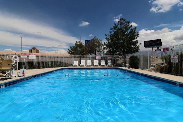 Foto van 1 tweepersoonsbed | Magnetron, rookvrij - Vakantiehuis in Albuquerque - PoolOfHouse