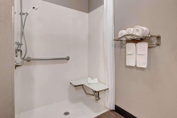 Foto van 1 tweepersoonsbed | Rolstoeltoegankelijke/RI-douche - BathRoom