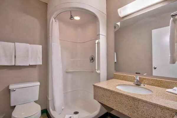 Foto van 1 kingsize bed | Roken toegestaan, koelkast aanwezig - BathRoom