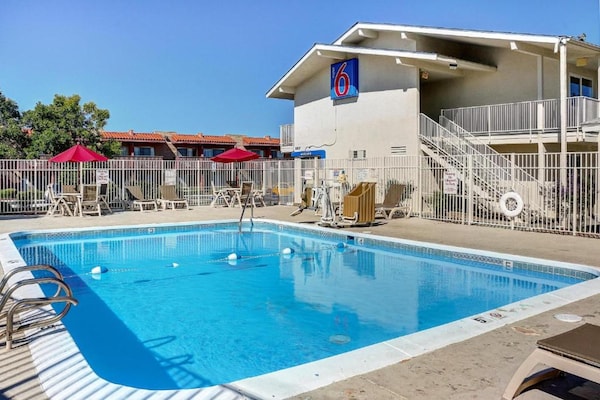 Foto van 2 tweepersoonsbedden | Roken toegestaan - Vakantiehuis in Santa Fe - HotelSwimmingPool