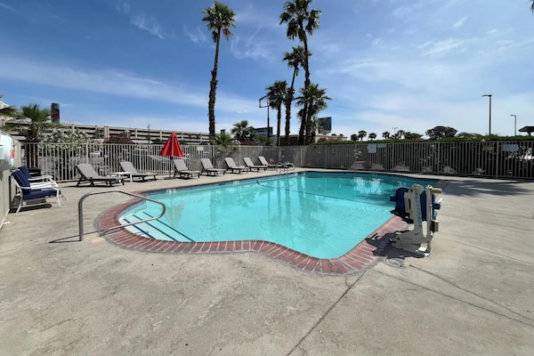 Foto van 2 tweepersoonsbedden | Niet-roken - Vakantiehuis in Las Vegas - PoolOfHouse
