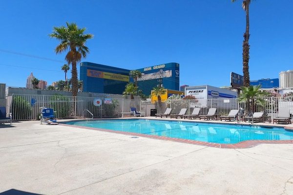 Foto van 2 tweepersoonsbedden | Niet-roken - Vakantiehuis in Las Vegas - PoolOfHouse