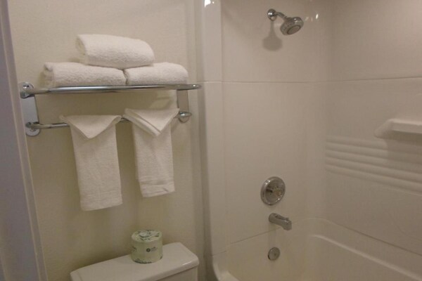 Foto van 1 tweepersoonsbed | Toegankelijk voor mensen met een - BathRoom