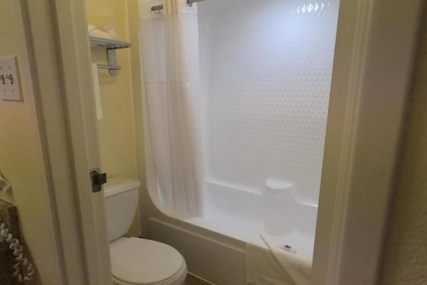 Foto van 1 tweepersoonsbed | Toegankelijk voor mensen met een - BathRoom