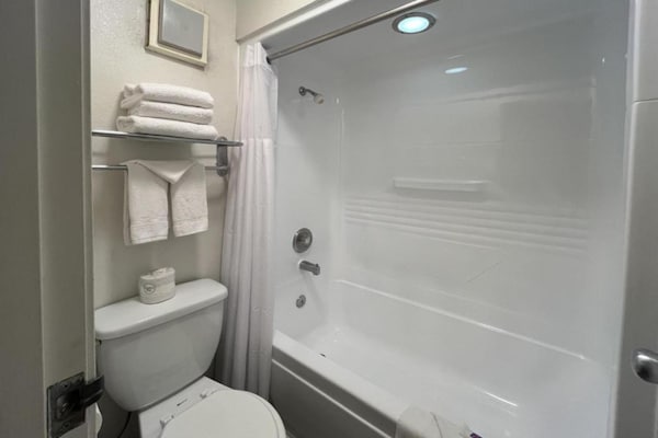Foto van 1 tweepersoonsbed | Toegankelijk voor mensen met een - BathRoom