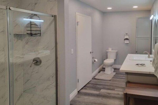Foto van 1 tweepersoonsbed (queensize) | Premium minikoelkast - BathRoom