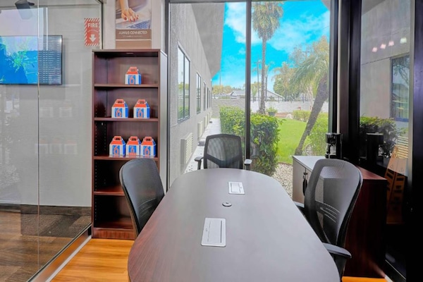 Foto van 1 kingsize bed | NSMK, slechthorend, douche - Vakantiehuis in Inglewood - HallReception