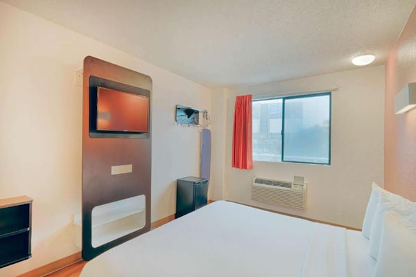 Foto van 1 kingsize bed | NSMK, slechthorend, douche - Vakantiehuis in Inglewood - BedRoom