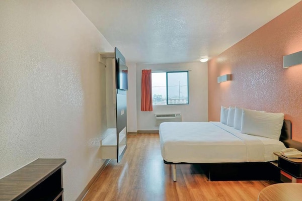 Foto van 1 kingsize bed | NSMK, slechthorend, douche - Vakantiehuis in Inglewood - BedRoom