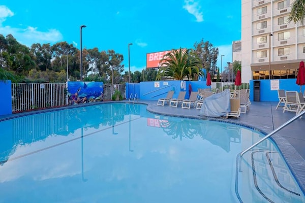 Foto van 1 kingsize bed | NSMK, slechthorend, douche - Vakantiehuis in Inglewood - PoolOfHouse