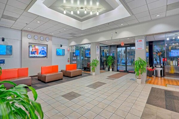 Foto van 1 kingsize bed | NSMK, slechthorend, douche - Vakantiehuis in Inglewood - HallReception