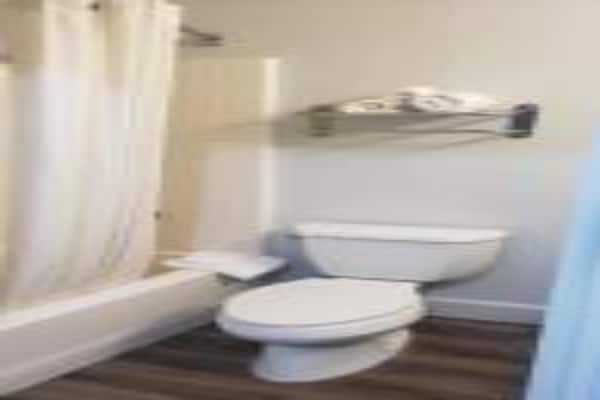 Foto van 1 kingsize bed | Rookvrij - Vakantiehuis in Hesperia - BathRoom