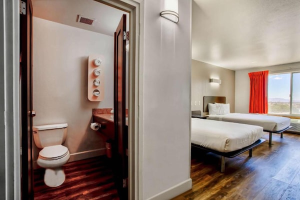 Foto van 2 tweepersoonsbedden (queensize) | Rookvrij - Vakantiehuis in Hesperia - BedRoom