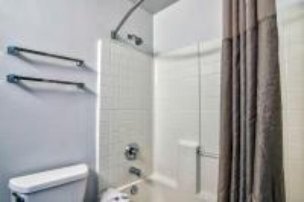 Foto van 2 tweepersoonsbedden (queensize) | Rookvrij - Vakantiehuis in Hesperia - BathRoom
