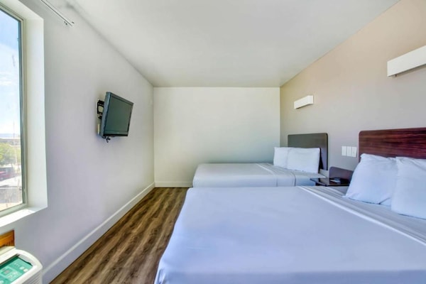 Foto van 2 tweepersoonsbedden (queensize) | Rookvrij - Vakantiehuis in Hesperia - BedRoom