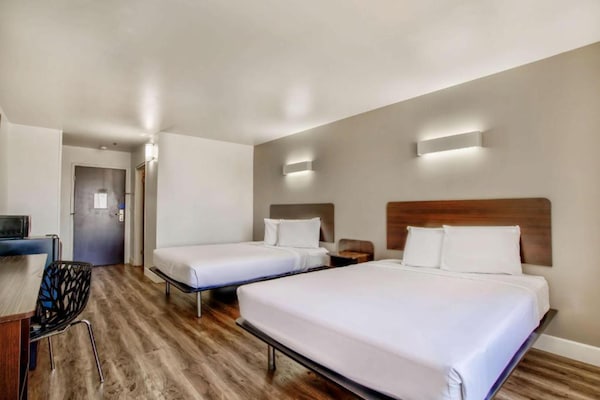 Foto van 2 queensize bedden | Suite, rookvrij - Vakantiehuis in Hesperia - BedRoom