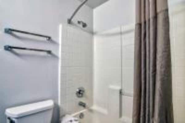 Foto van 1 tweepersoonsbed (queensize) | Rookvrij - Vakantiehuis in Hesperia - BathRoom