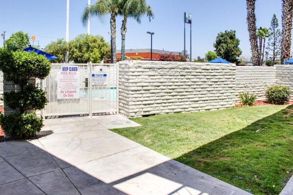 Foto van 1 tweepersoonsbed | Douche conform ADA/RI-normen - Vakantiehuis in Bakersfield - ExteriorSummer