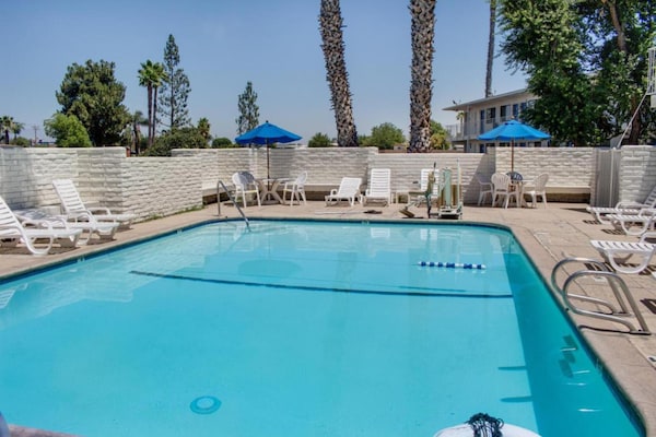 Foto van 1 tweepersoonsbed | Douche conform ADA/RI-normen - Vakantiehuis in Bakersfield - PoolOfHouse