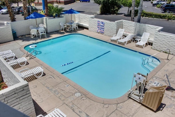 Foto van 1 tweepersoonsbed | Douche conform ADA/RI-normen - Vakantiehuis in Bakersfield - PoolOfHouse