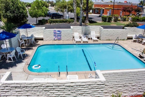 Foto van 1 tweepersoonsbed | Douche conform ADA/RI-normen - Vakantiehuis in Bakersfield - PoolOfHouse